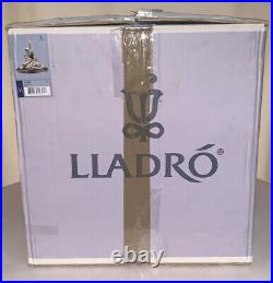 LLADRO EMPRESS #12301M, rare and retired, original box, excellent condition, F/S